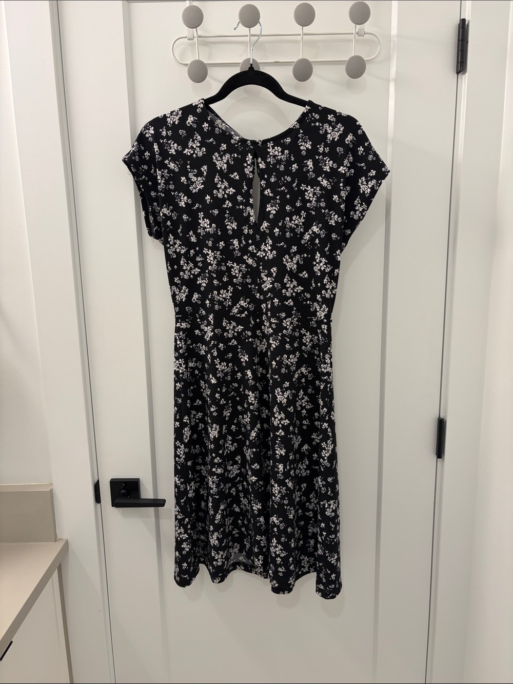 RW&CO. Black Floral Cap-Sleeve Midi Dress